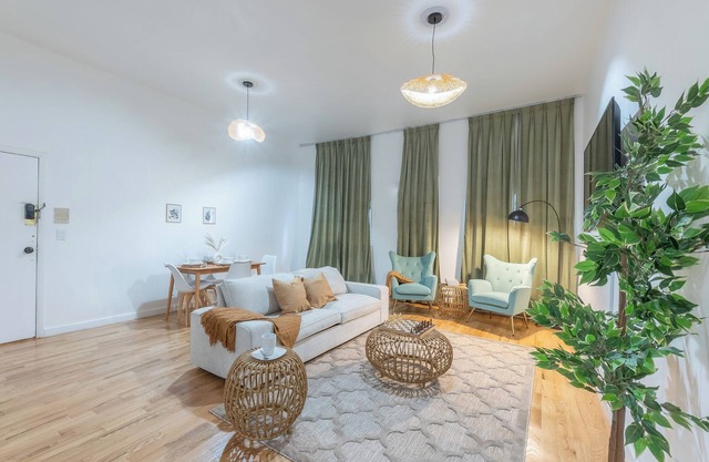 City Escape w/2 Bath, 10 beds, We Pay 1/2 Parking