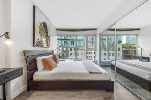 City Skyline DT 3BR Condo DT with Free Parking