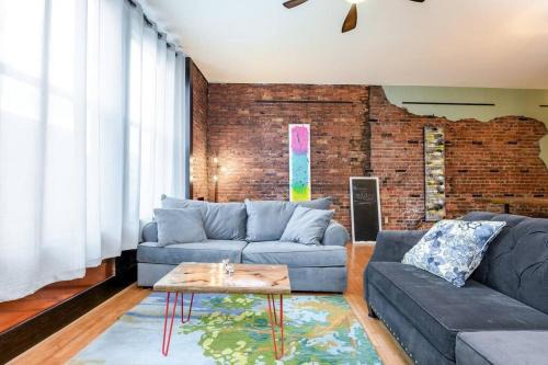 Cityscape Elegance - Stylish Skyline Views Retreat