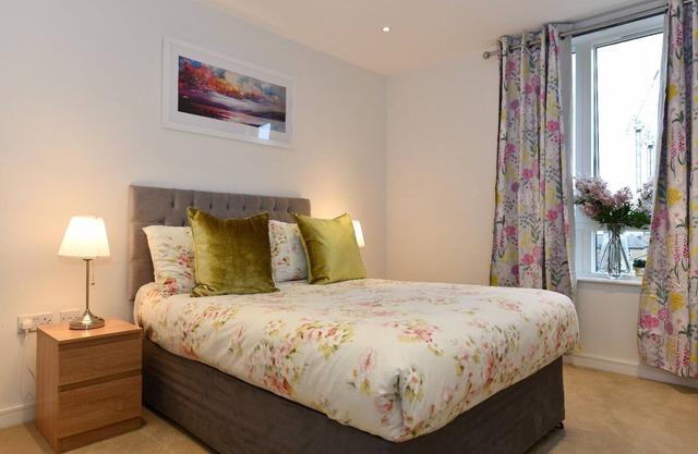 Classic 2 Bed Flat near Brentford Football Stadium