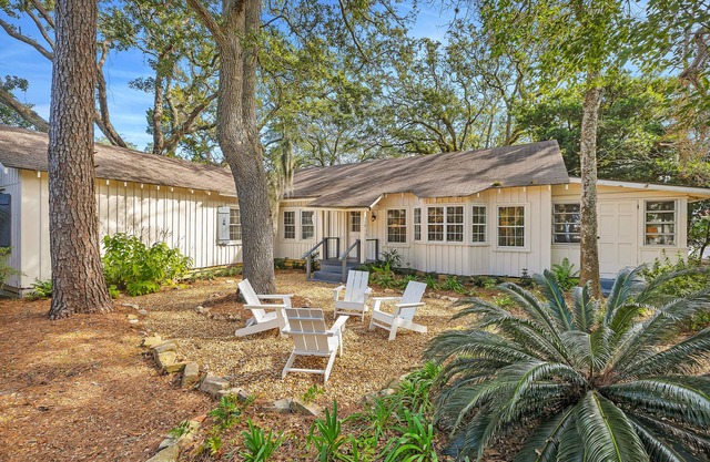 Classic Beach Cottage. Steps from Beach Access and Ocean, adjacent to the King & Prince Hotel.