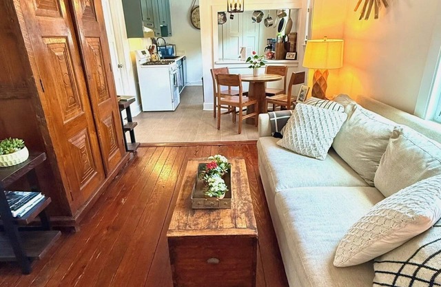 Classic Charleston Hideaway Central & Walkable - Live like a true downtown local