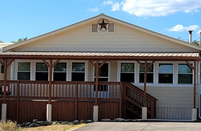 Classic Charm Close To Lake