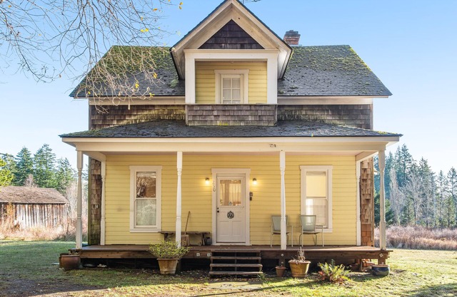 Classic farmhouse with front porch & amazing sunset views - walk to town