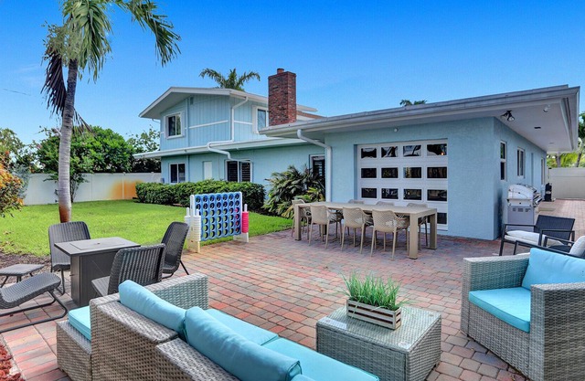 Classic Florida 6 Bedroom Heated Pool 10 mins to the beach Dog Friendly