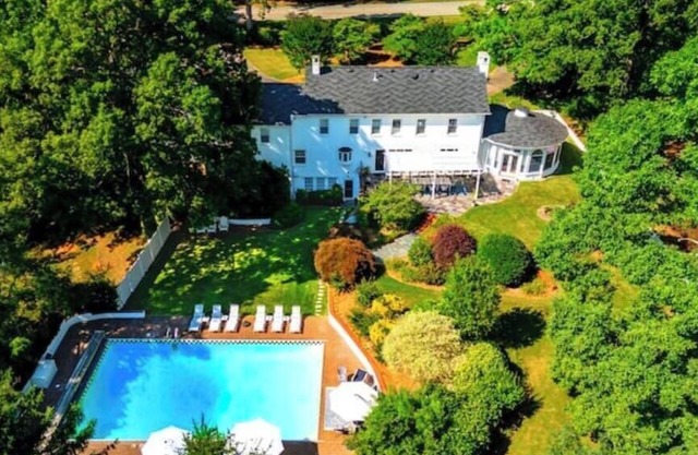 Classic Furman Estate w/Pool & Pond, Gourmet Kitchen, Movie Theater, Sleeps 22