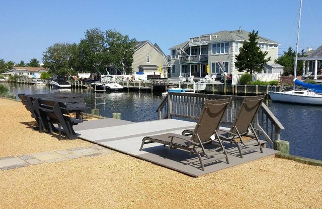 Classic Lagoon Front House-Perfect for Boaters & Beach Lovers!