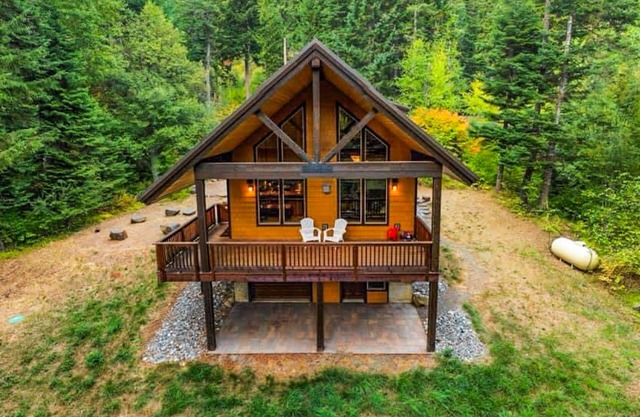 Classic mountain cabin in the woods - just steps from the river