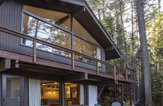 Classic New Hampshire Ski Chalet in the Mountains +AC
