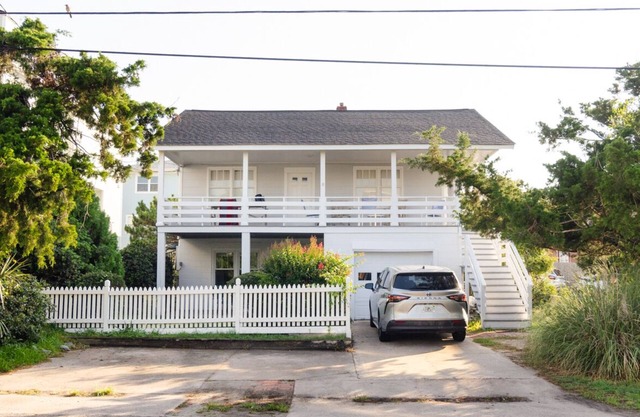 Classic pet-friendly lower level 3 bedroom duplex!