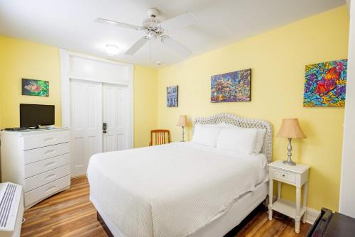 Classic Queen - Curry Mansion with Heated Pool