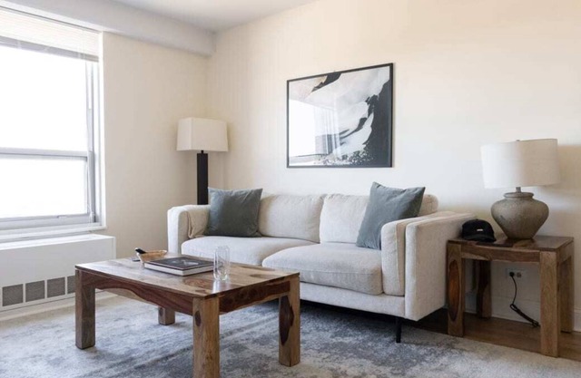 Classic Ravenswood 1BR with City View by Zencity
