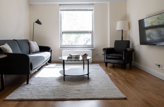 Classic Ravenswood 1BR with Work Station