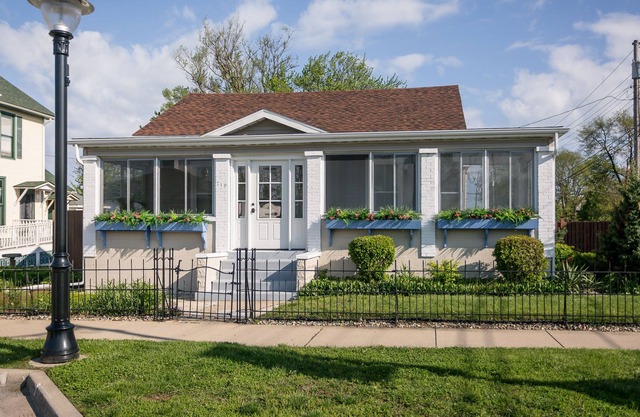 Classic Roomy Cottage. Best walk-to-everything location.