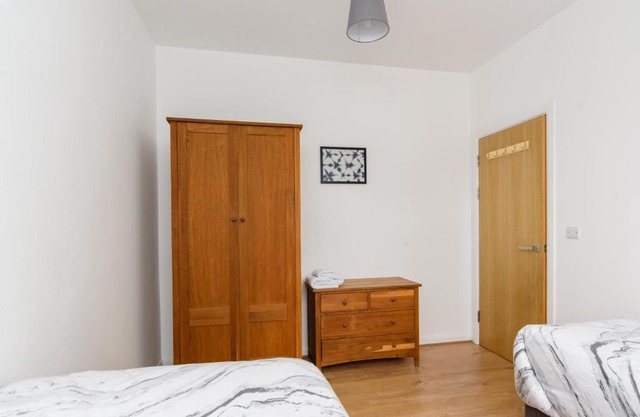 Classic Two Bedroom Apartment with Parking