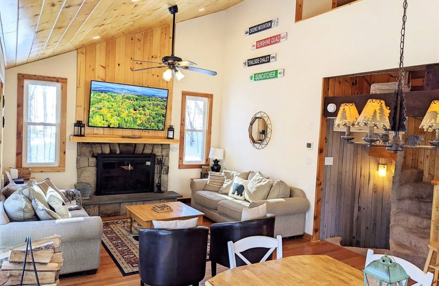 Classic VT Ski Chalet - Walkable to Okemo Ski Lift w/Fit Pit & Pool Table