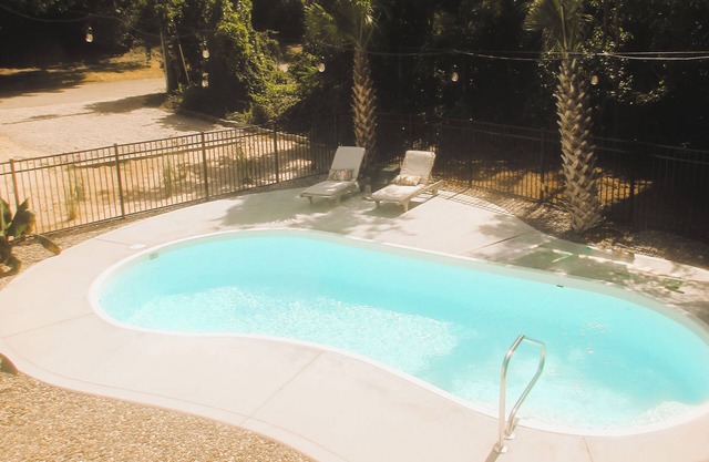 Classic Waterfront Cottage - Close to Beach - Pool