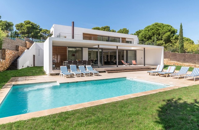 Claudia: Exclusive villa 100 m. from the beaches of Empurias