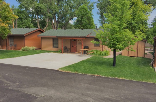 Clean and Comfortable Cottage Thirty Minutes from Mt Rushmore - In Rapid City On Canyon Lake Thirty Minutes from Mt Rushmore
