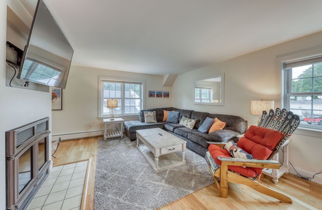Clean & Bright Condo near Slopes & Lakes with Amazing Walkable Locale