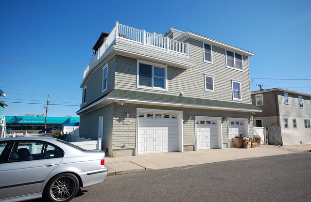 Clean, Clean, Clean 4BR Home 3 Floors of Decks Perfect Location Rooftop Hot Tub
