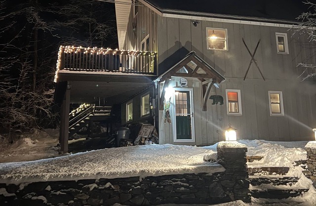 Clean cozy 5 bedroom Okemo Mtn ski house only 3.5 miles from Jackson Gore base!!