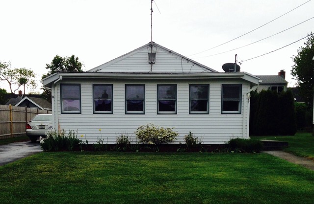 Clean Cozy Cottage, great location, walk to the beach!
