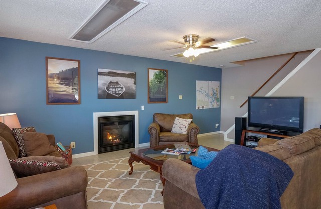 ✨Clean Family Friendly Cabin Steps from Lake. Huge Deck & Lakeside Fire Pit!