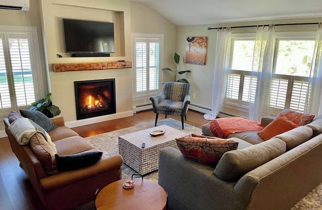Clean, perfect home a mile from historic Waterbury