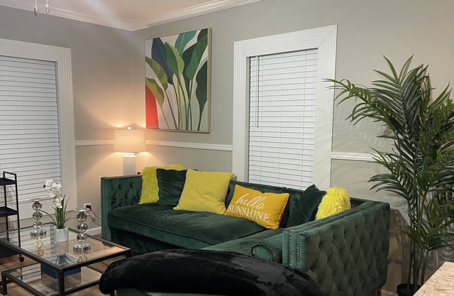Clean Small Home with Community Pool only Minutes From Downtown Marietta