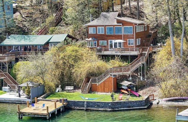 Clean Well Maintained Cayuga Lake Perfect For Families, Wineries, College Visits