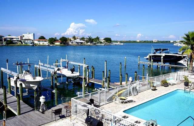 Clearwater Beach Townhome on water walk to beach shops/Restaurants