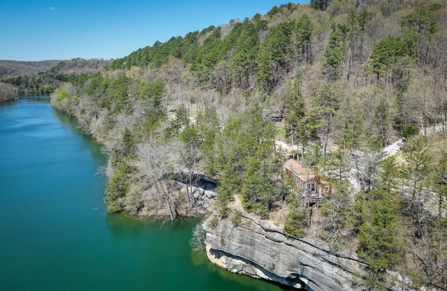 Cliffside Eureka Springs Cabin w/Beaver Lake View
