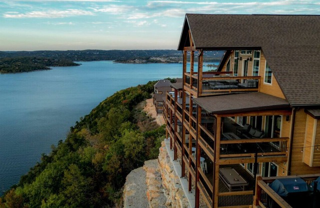 Cliffwater: Private Indoor Pool, 2 Hot Tubs, Outdoor Pool Table and Ping Pong