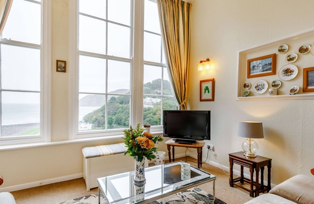 CLOONEAVIN APARTMENT 2, pet friendly in Lynmouth