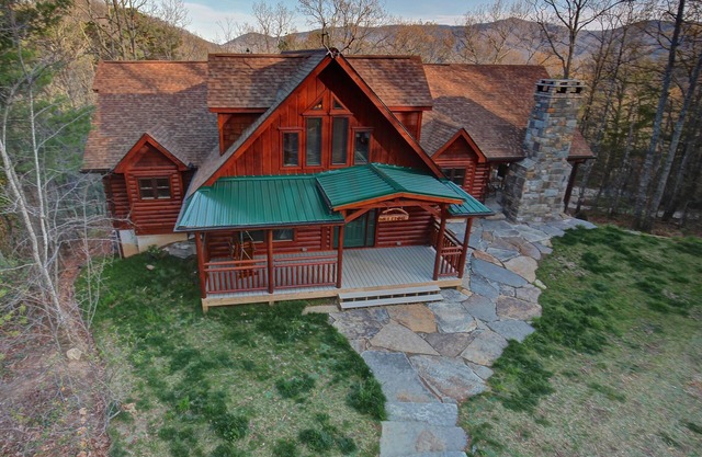 Close to Asheville, large, private, wood burning firplace, hot tub, luxury cabin