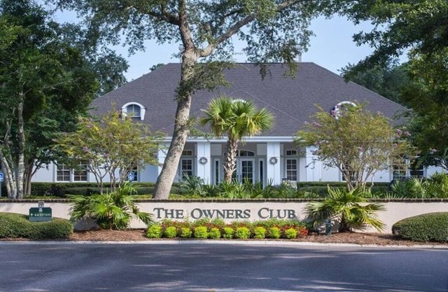 Close to beach, golf, shopping! Kick back in spacious, comfortable home.
