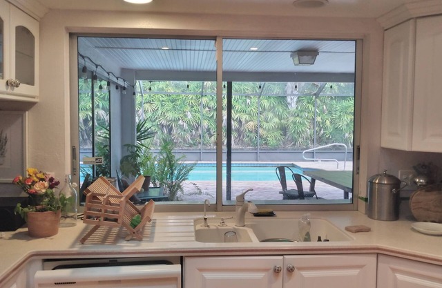 Close to beach and downtown - large caged pool