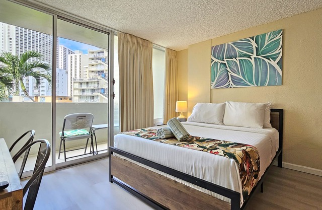⛱ Close to Beach Queen Studio with Balcony & Pool- Waikiki Grand Hotel®