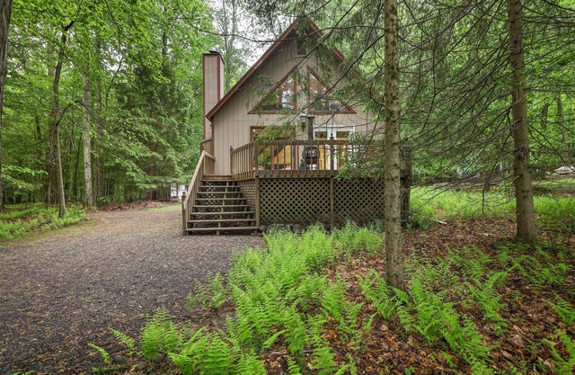 Close to Lake-Firepit-Hot Tub- Casinos-Fireplace- Kayaks-Bikes