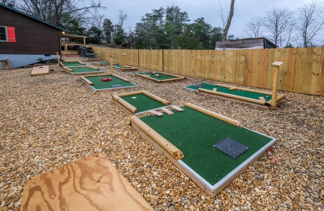 Close to Pigeon Forge-Putt Putt Coarse-Outdoor tv-Secluded-Hot tub-outdoor fire pit and More