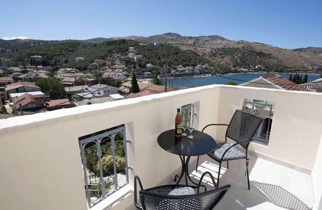 Close to the beach, spacious one-bedroom apartment with sea views.
