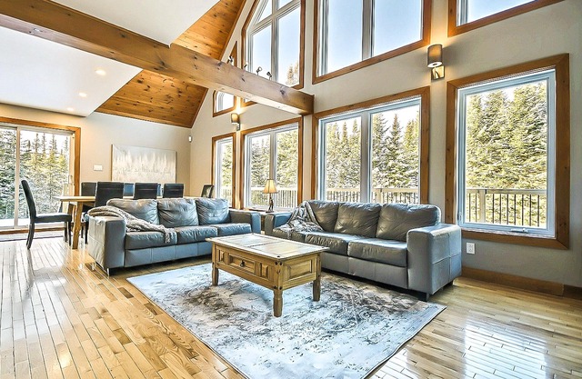 CLOSE to Tremblant’s North Side lifts, WELL LOCATED, with Hot Tub, Very Private!