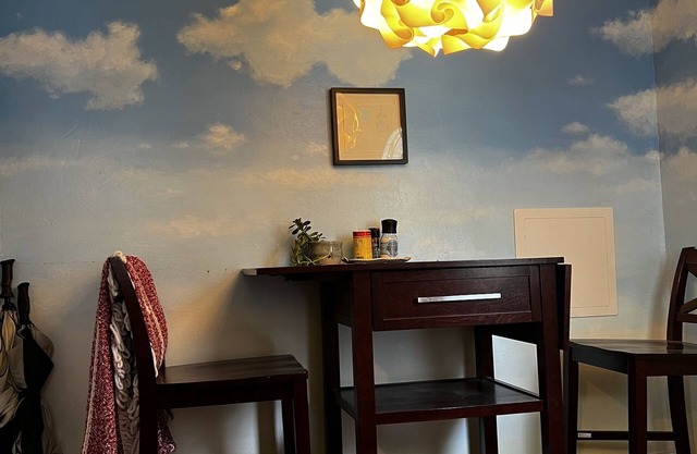 Cloud House, cozy, convenient, w/muraled workspace/breakfast nook