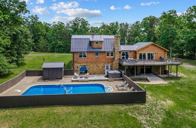 Cloud Nine: Have it All, Pool with Hot Tub and Secluded Lake!