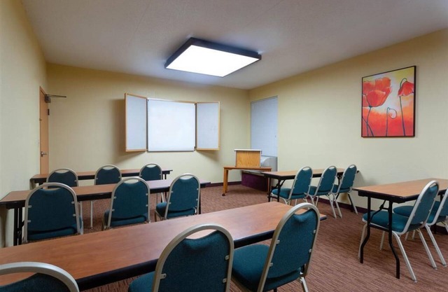 CLT Airport Inn & Suites