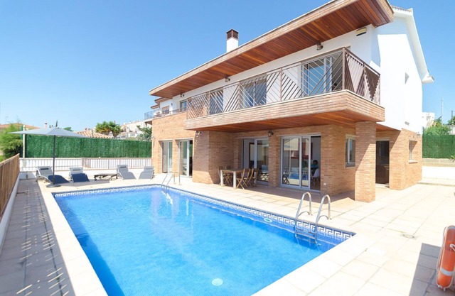 Club Villamar - Beautiful villa with private pool located within walking distance to the beach