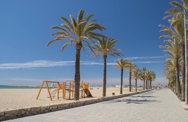 Club Villamar - Spacious villa located in the center of the town at walking distance from all ame.