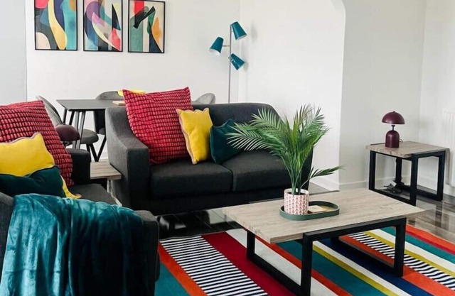 Clyde 52 -Modern 2 bedroom apartment next to Hillington Train Station