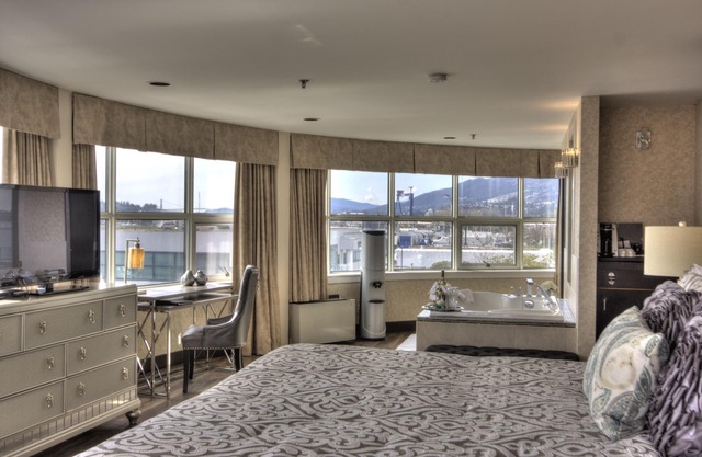 Coast Lonsdale Quay Hotel